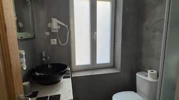 Standard Room | Bathroom | Shower, free toiletries, hair dryer, towels