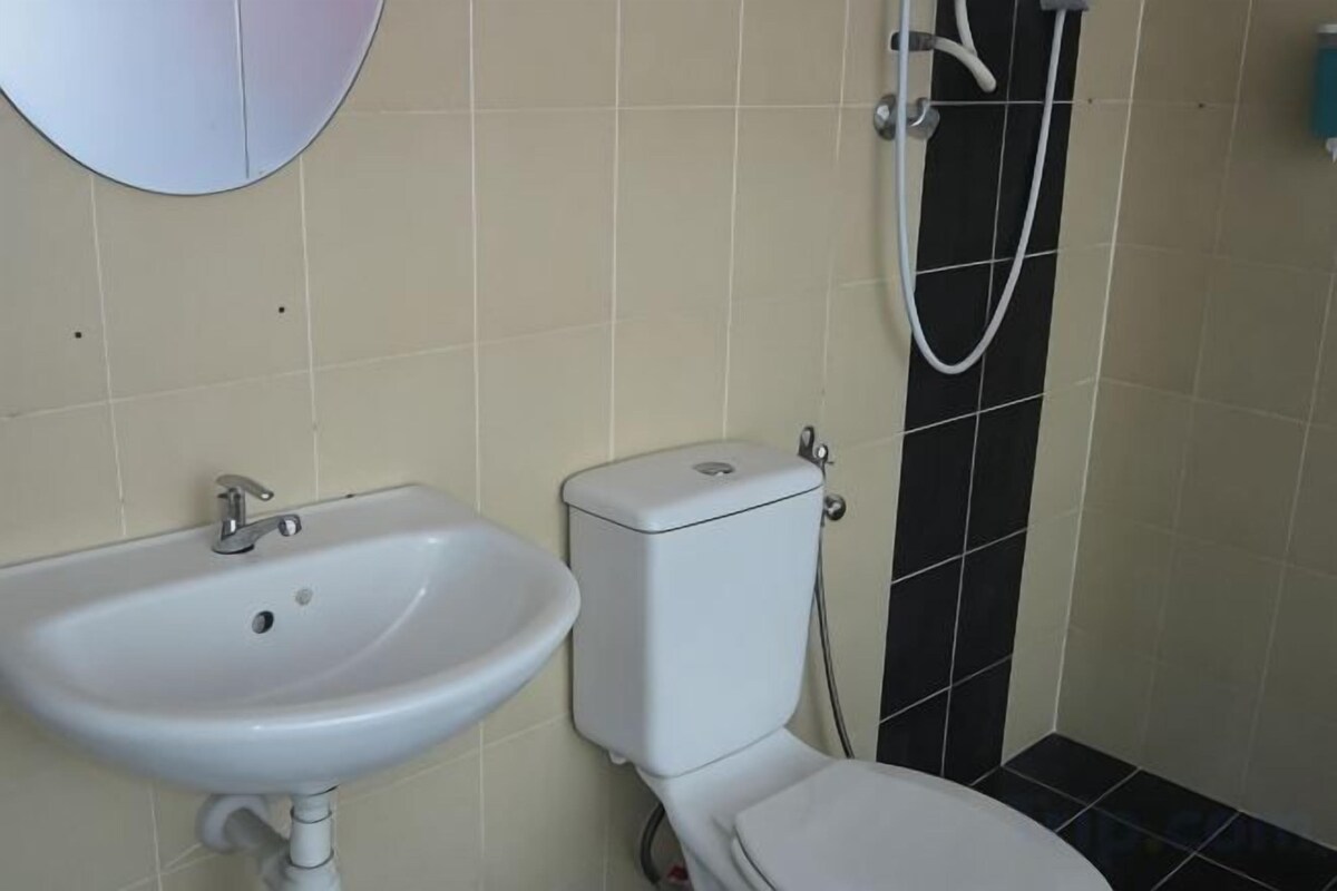 Douche, articles de toilette gratuits, bidet, serviettes fournies