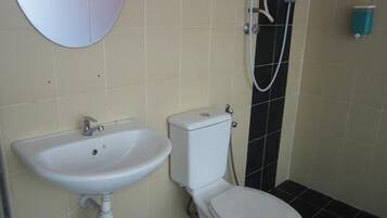 Regadera, amenidades de baño gratuitas, bidet, toallas