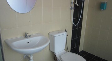 Douche, articles de toilette gratuits, bidet, serviettes fournies