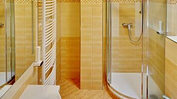 Standard Triple Room, Private Bathroom | Bathroom