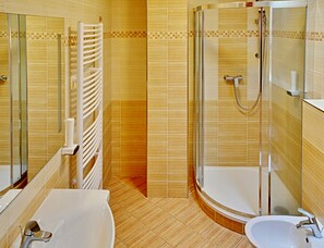Standard Triple Room, Private Bathroom | Bilik Mandi | Kelengkapan dandanan diri percuma, tuala disediakan 