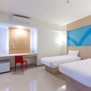A hotel room with a bed, a desk, a chair, and a window with a curtain. - Hop Inn Krabi (Krabi)