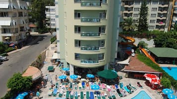 2 piscine all'aperto, ombrelloni da piscina, lettini
