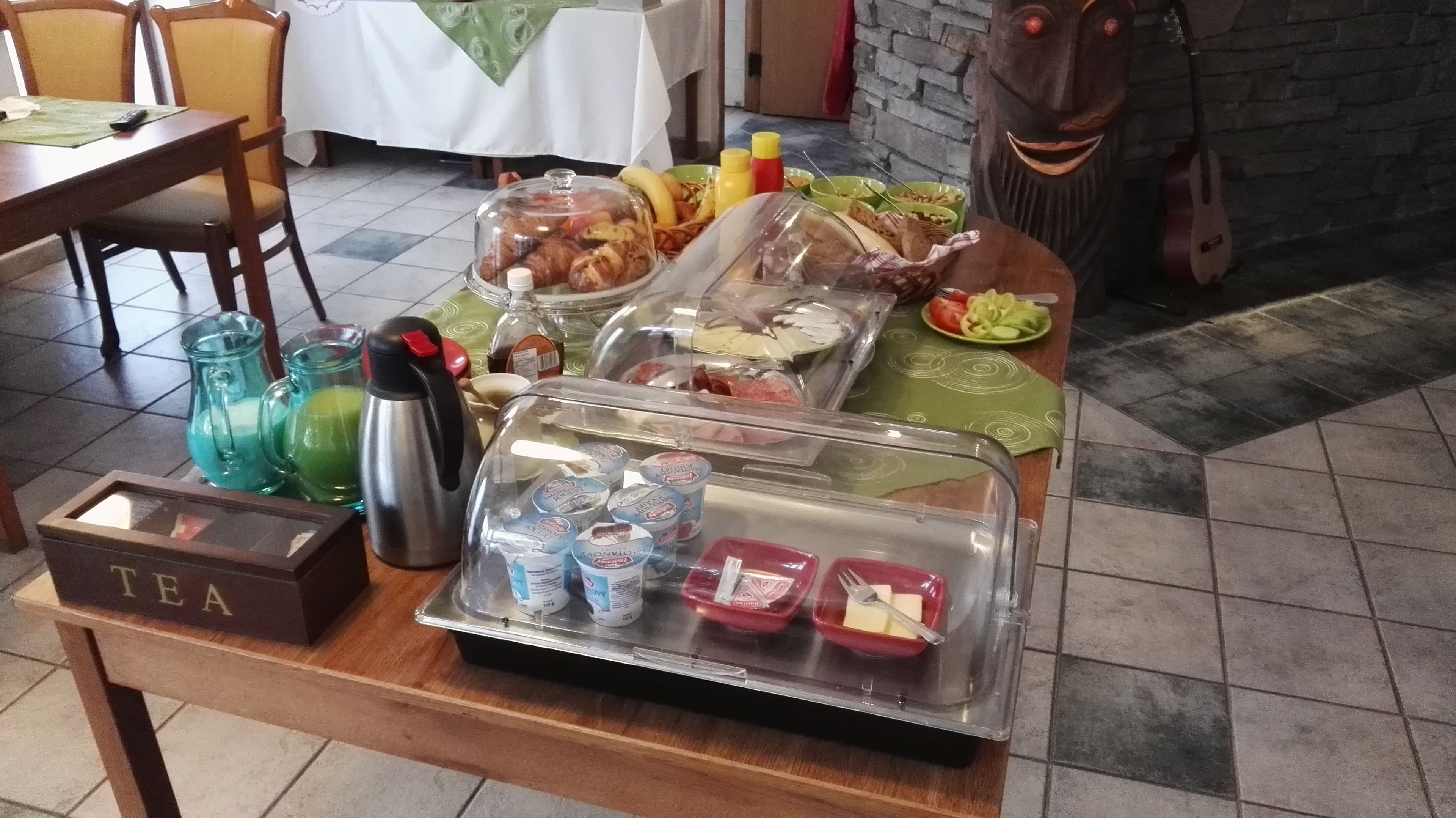 Monipuolinen aamiainen, jossa on tarjolla erilaisia ruokia ja juomia.