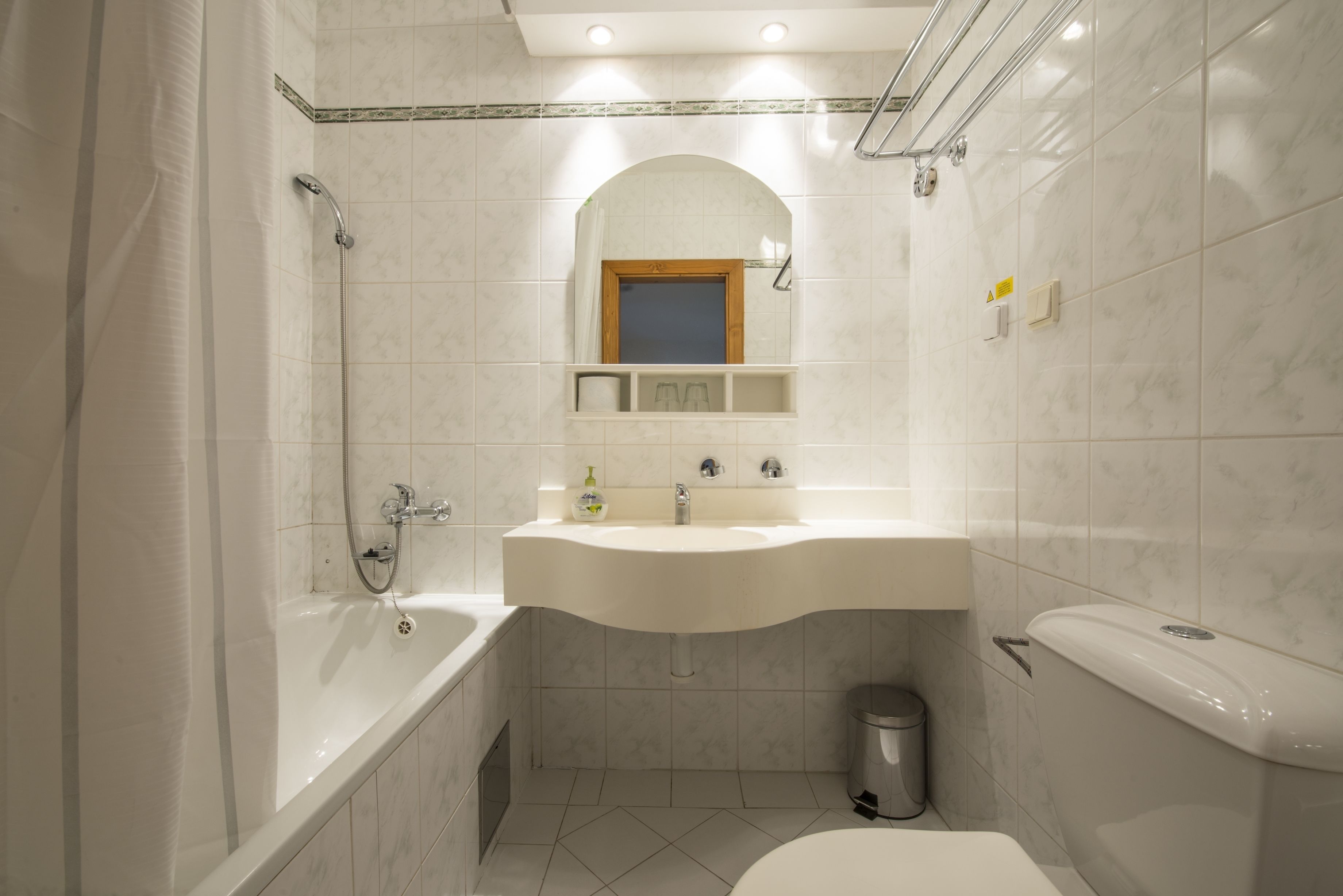 Un baño con bañera, lavamanos e inodoro.