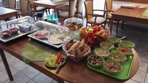 A buffet table with various food items and condiments. - Penzion Pleso (Štrba)