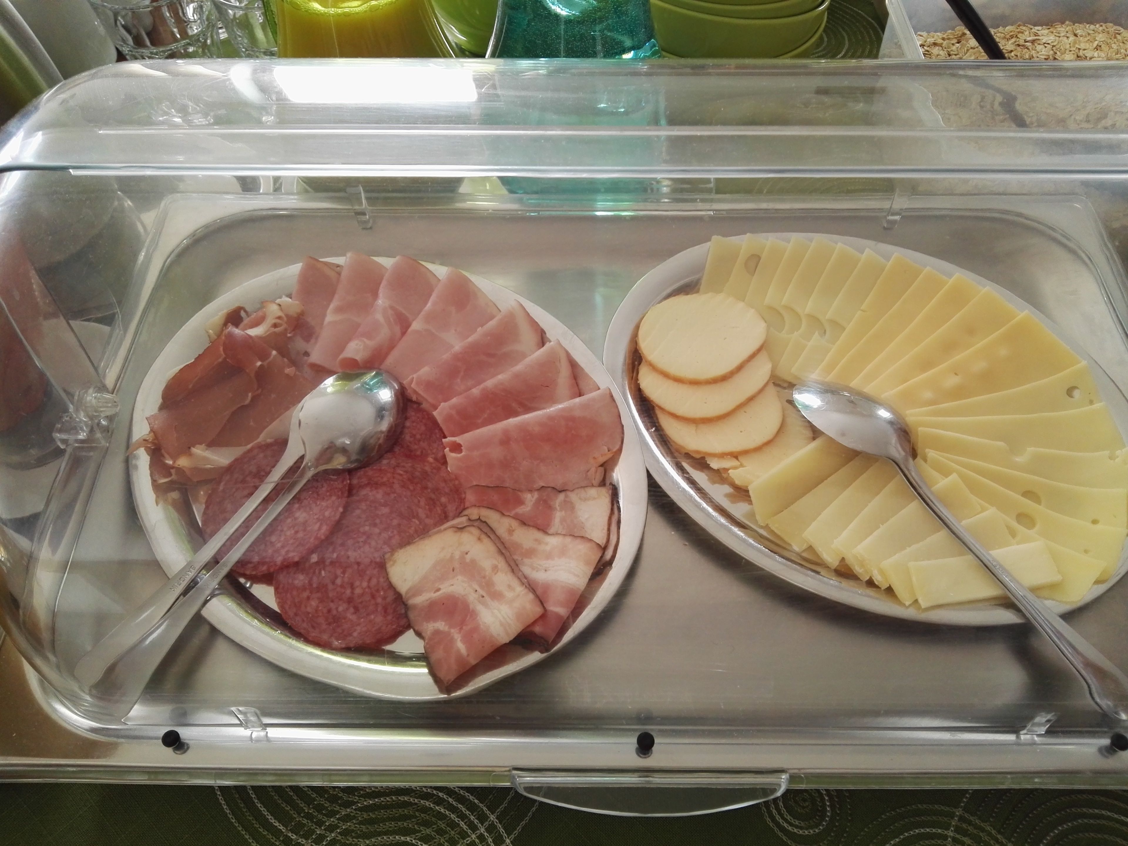 Un bufé con carnes frías y quesos.