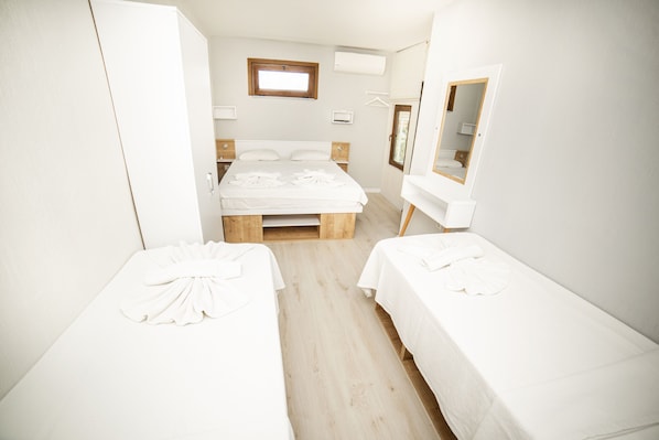 Chambre quadruple Ă©conomique | Literie de qualitĂ©, bureau, rideaux dâobscurcissement
