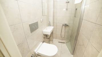 Ducha, artículos de tocador gratuitos, secador de pelo, toallas