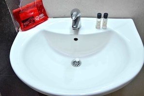 Standard-Doppel- oder -Zweibettzimmer, 1 Doppelbett, eigenes Bad | Badezimmer | Kostenlose Toilettenartikel, Haartrockner, Hausschuhe, Handtücher