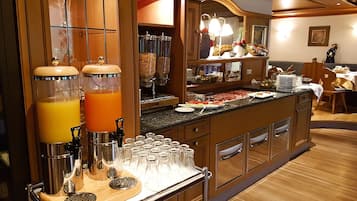 Tägliches Frühstücksbuffet (15 EUR pro Person)