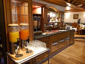 Daily buffet breakfast for a fee - Hotel Karin (Tirolo)