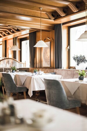 Bữa sáng buffet hàng ngày (15 EUR/mỗi người)