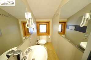 Appartamento Standard, 2 camere da letto, balcone | Bagno | Doccia, asciugacapelli, bidet, asciugamani
