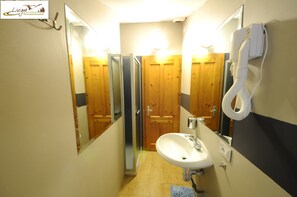 Standard-Apartment, 2 Schlafzimmer, Balkon | Badezimmer | Dusche, Haartrockner, Bidet, Handtücher