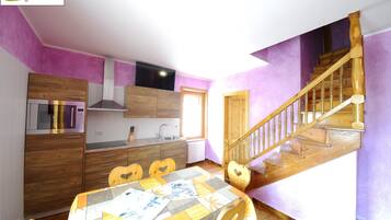 Standard-Apartment, 2 Schlafzimmer, Balkon, Bergblick | Eigene Kochnische | KĂŒhlschrank, Mikrowelle, Herdplatte, Wasserkocher mit Kaffee-/Teezubehör