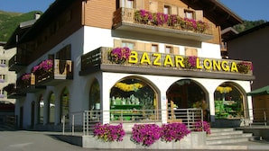 A two-story building with a sign reading "BAZAR LONGA". - Residence Casa Longa (Livigno)