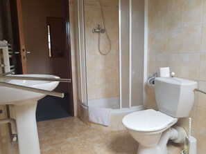 Classic Double or Twin Room | Bathroom | Shower, free toiletries, towels