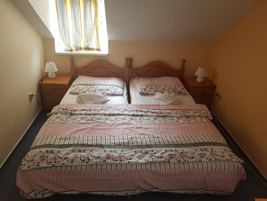 Classic Double or Twin Room | Desk, rollaway beds, bed sheets