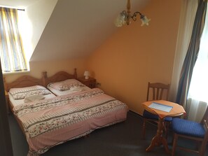 Classic Double or Twin Room | Desk, rollaway beds, bed sheets