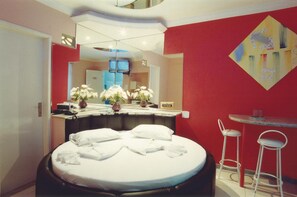 Deluxe Double Room | Dining
