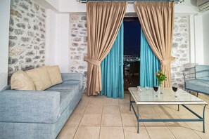 Apartamento superior | Sala de estar | Televisión de 24 pulgadas con canales digitales