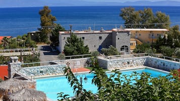 Sæsonbestemt udendørs pool, åben fra kl. 10.00 til kl. 20.00, parasoller