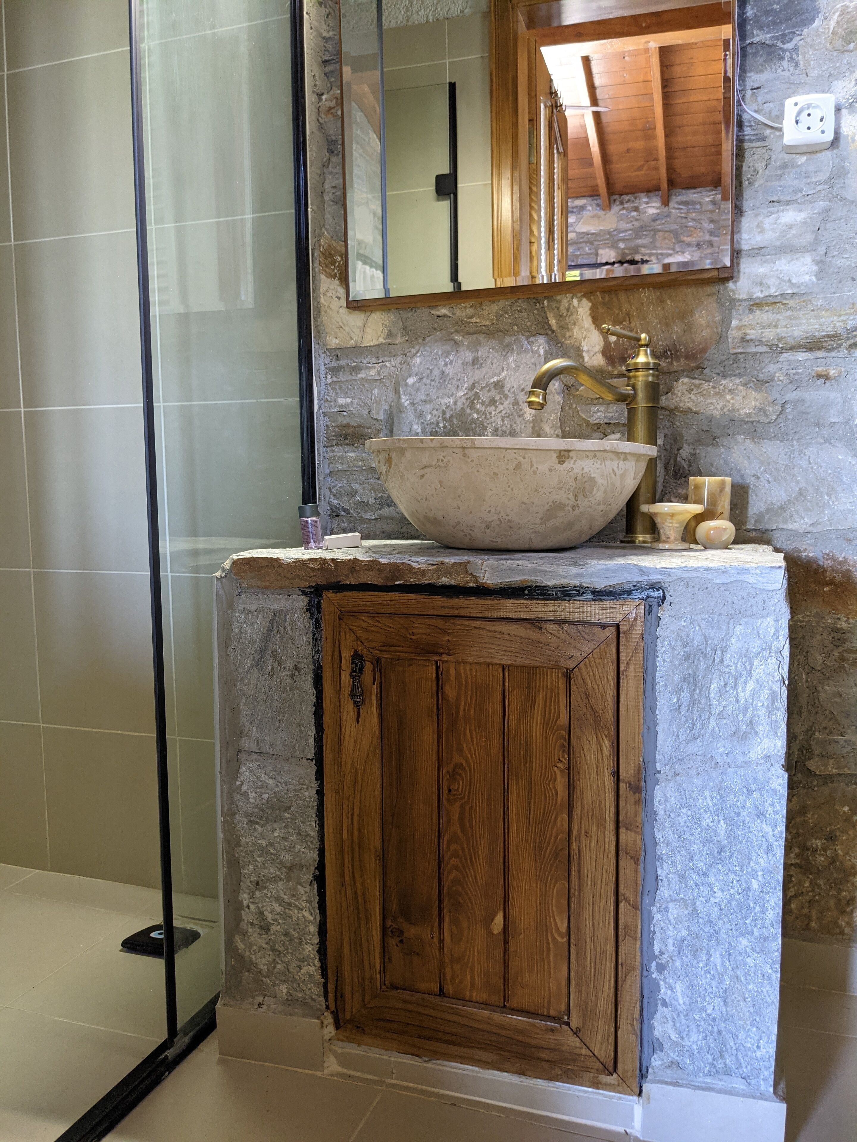Shower, rainfall showerhead, free toiletries, hair dryer