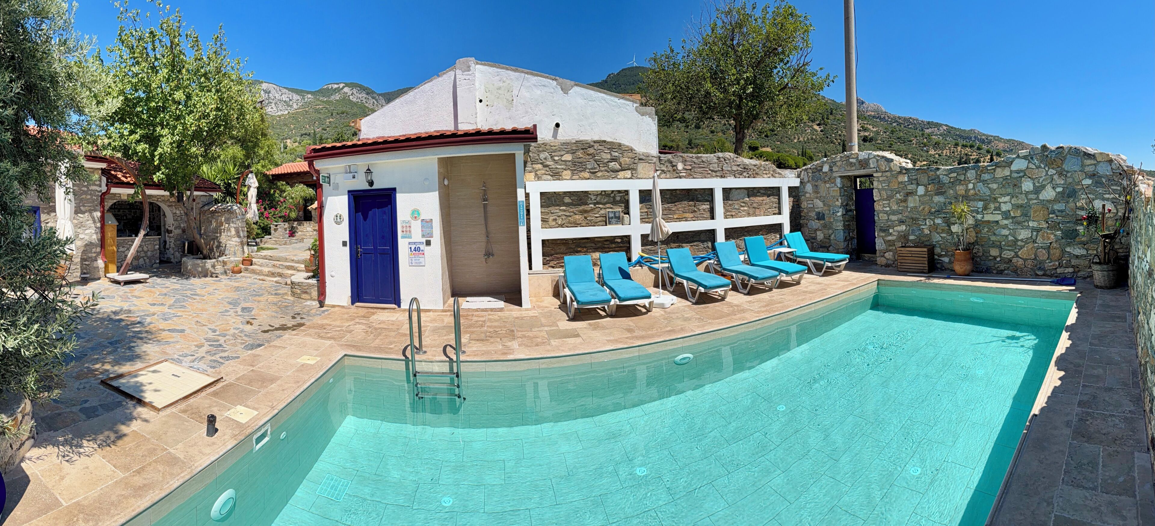 Una piscina al aire libre de temporada, cabañas de piscina (de pago)