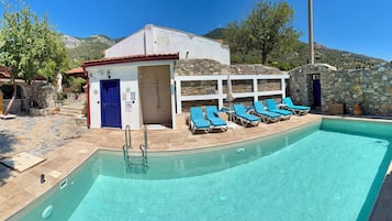 Una piscina al aire libre de temporada, cabañas de piscina (de pago)