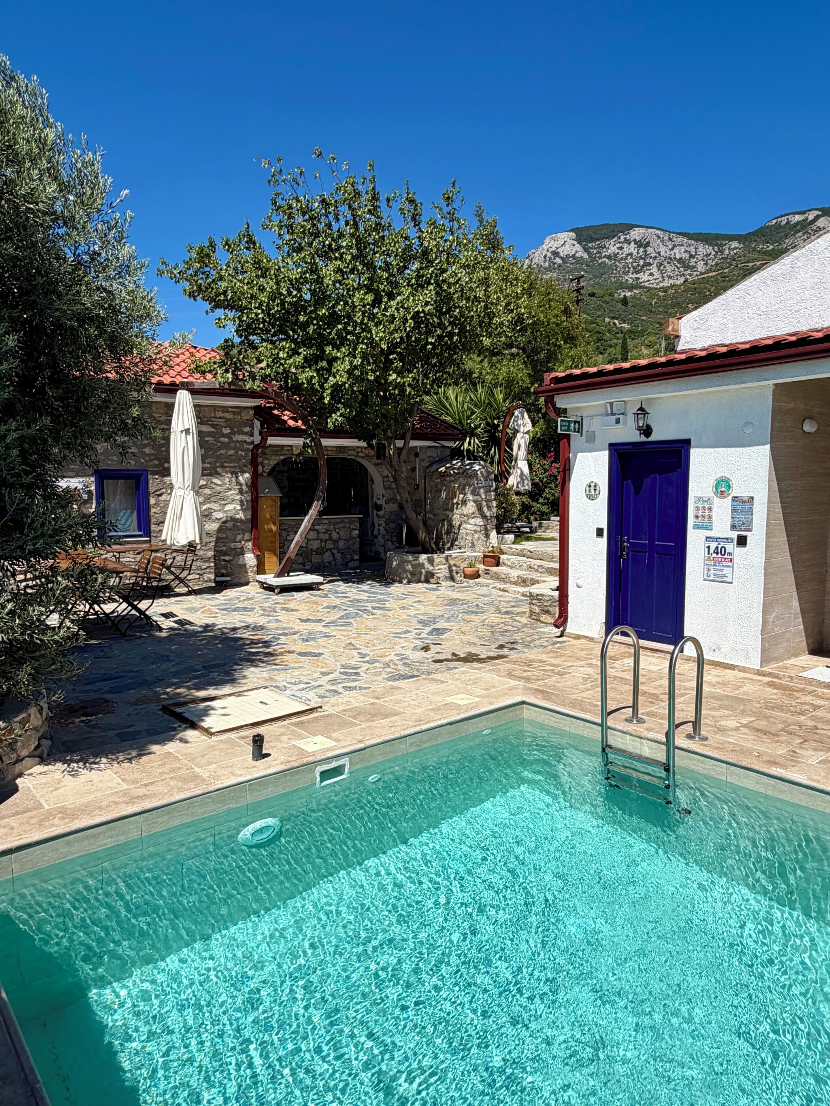 Una piscina al aire libre de temporada, camas de piscina con cargo