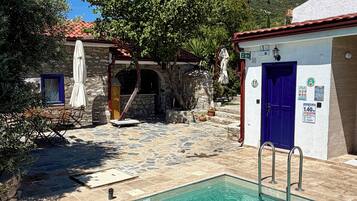 Una piscina al aire libre de temporada, camas de piscina con cargo