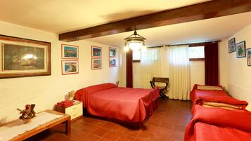 Camera 6 (letto matrimoniale+4singoli) piano terra, bagno privato | Blackout drapes, iron/ironing board, free WiFi, bed sheets