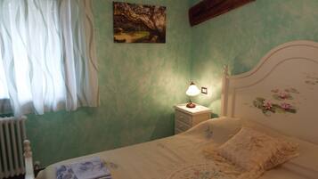 Doppelzimmer | Daunenbettdecken, Zimmersafe, individuell dekoriert