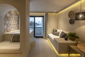 Suite Sea View with indoor jacuzzi | Wohnbereich | 40-Zoll-Flachbildfernseher mit Satellitenempfang, Fernseher