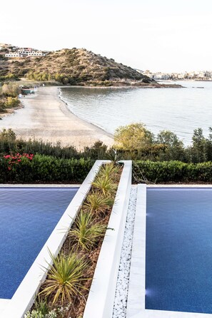 On the beach, sun loungers, beach umbrellas - The Sand Suites - Adults Only (Agios Nikolaos)