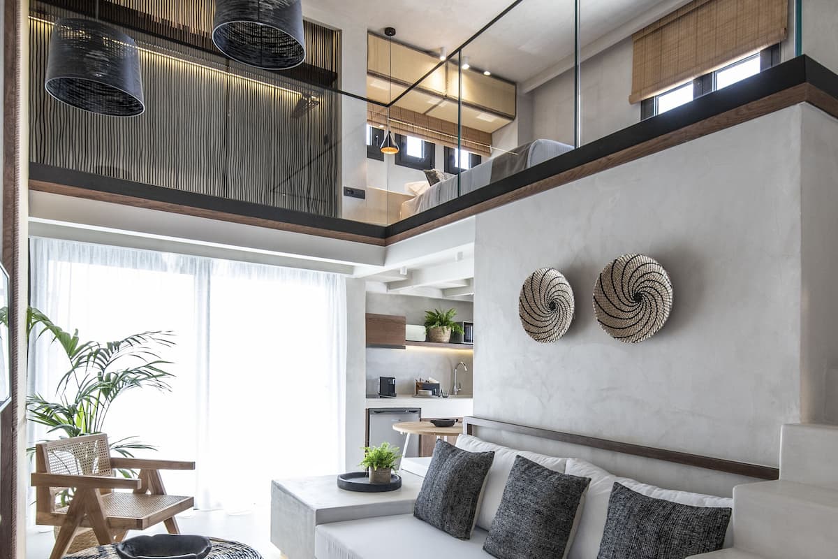 Maisonet with Outdoor Plunge Pool | Área de sala de estar | Televisión de pantalla plana de 40 pulgadas con canales vía satélite