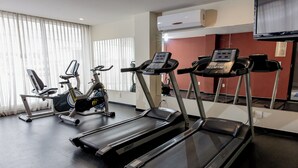 A gym with treadmills, stationary bikes, and a rowing machine. - Comfort Inn San Luis Potosi (San Luis Potosi)
