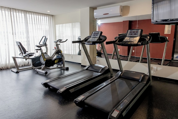 A gym with treadmills, stationary bikes, and a rowing machine. - Comfort Inn San Luis Potosi (San Luis Potosi)