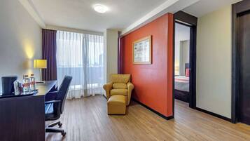 Bộ đồ giường kháng dị ứng, két bảo mật tại phòng, bàn, bộ trải giường