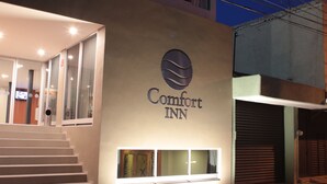 A hotel entrance with a sign reading "Comfort INN" and a staircase leading up to the entrance. - Comfort Inn San Luis Potosi (San Luis Potosi)