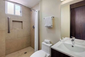 Een douche, een haardroger, handdoeken