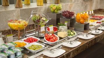 Sarapan dan makan malam dihidangkan, masakan antarabangsa