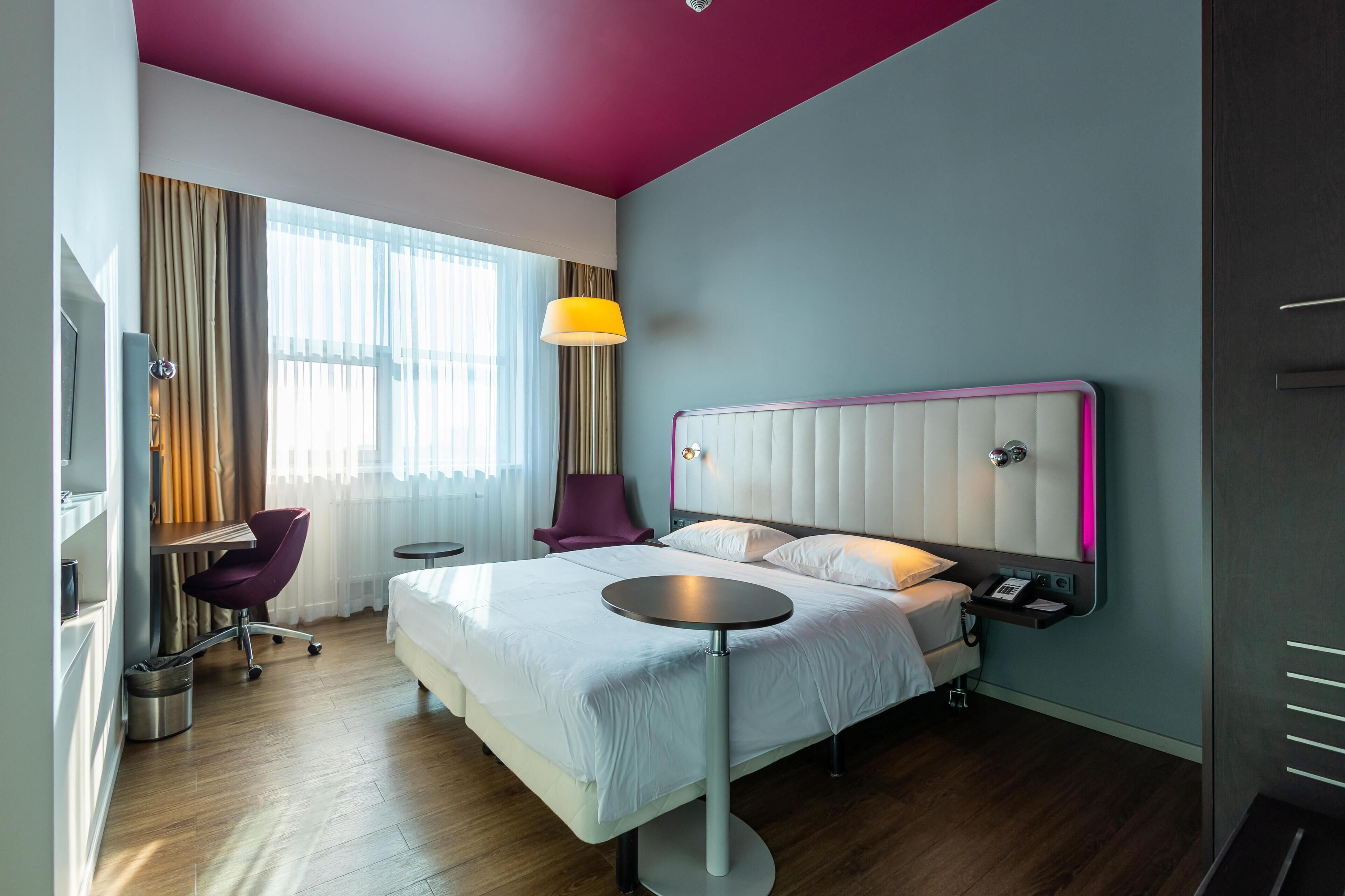 Standard Room (High Floor) | In-room safe, desk, blackout drapes, rollaway beds