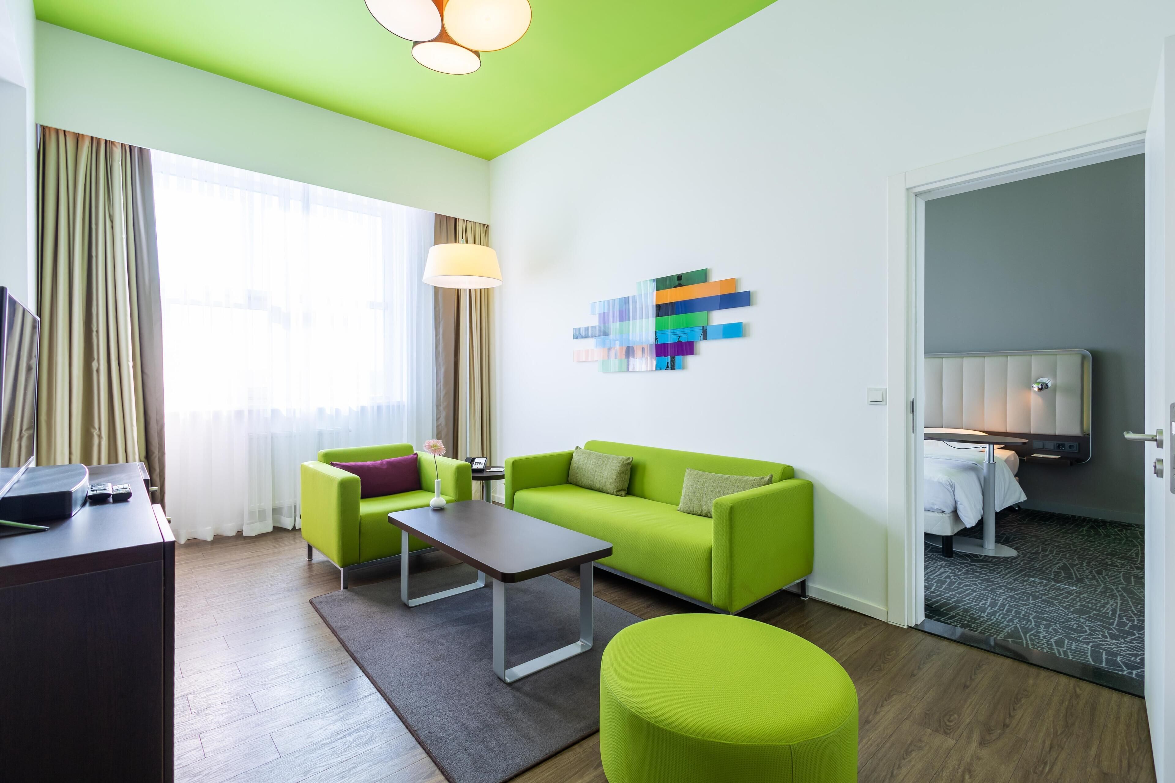 Suite, 1 soverom | Safe på rommet, skrivebord og blendingsgardiner