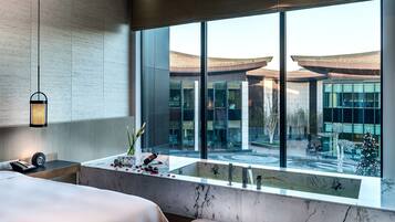 Deep-soaking bathtub