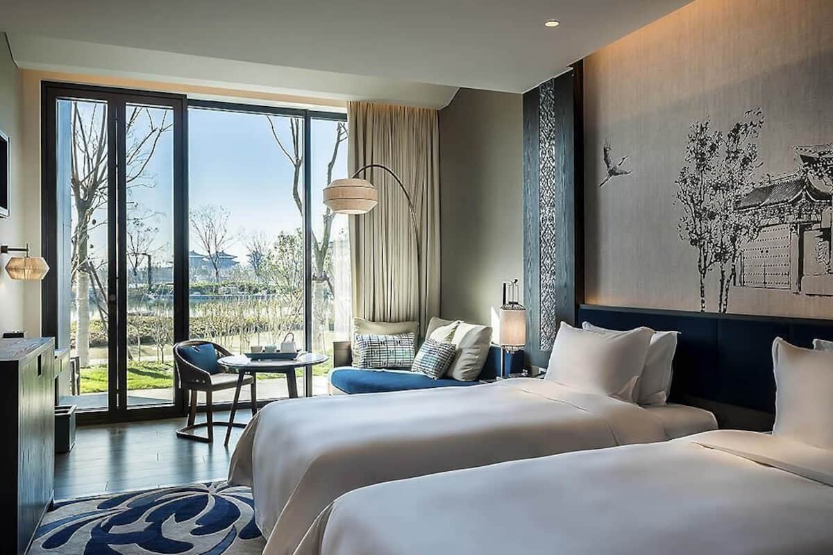 Habitación Deluxe, 2 camas individuales, vista al jardín | Ropa de cama de alta calidad y minibar