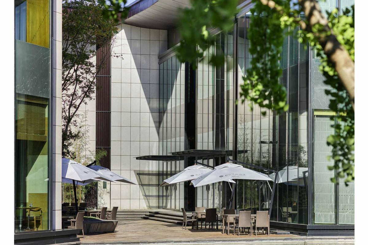 2 restaurants, breakfast, lunch, dinner served; chinese cuisine