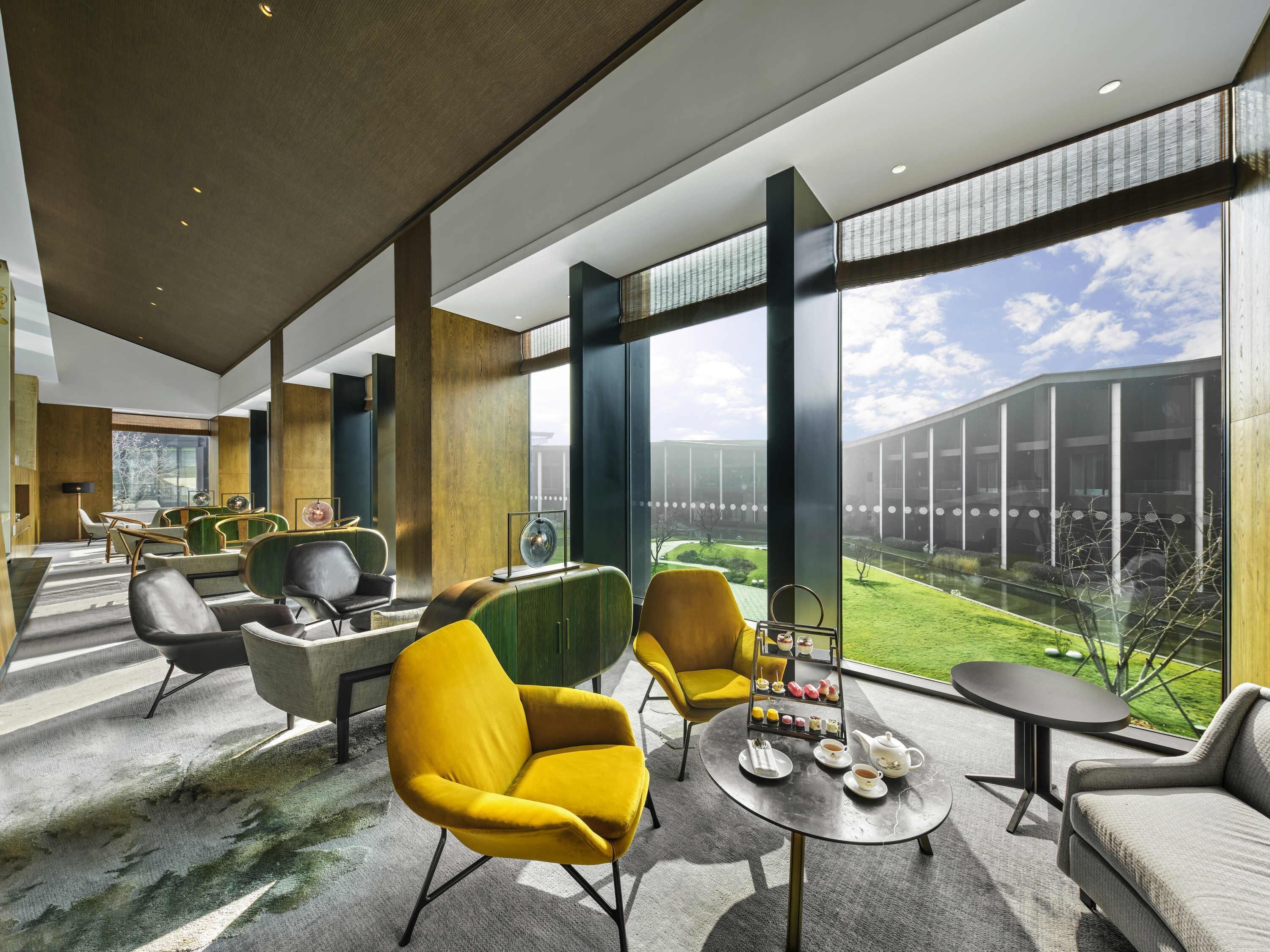 2 bars/lounges, lobby lounge